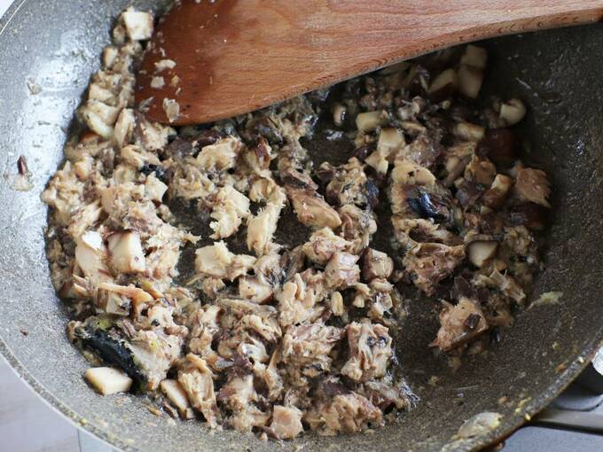 フライパンにシイタケとサバ缶を入れて混ぜる