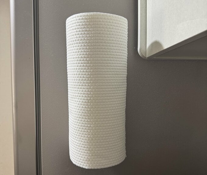 【キッチンペーパーの収納場所の写真（ホルダーにかけているところ）】