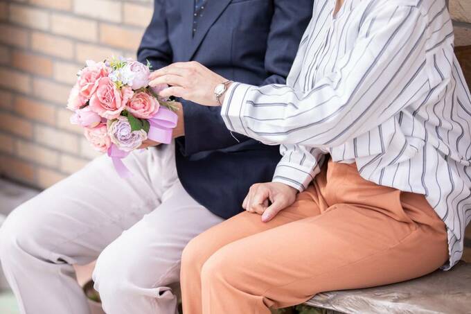 ベンチに座る男女