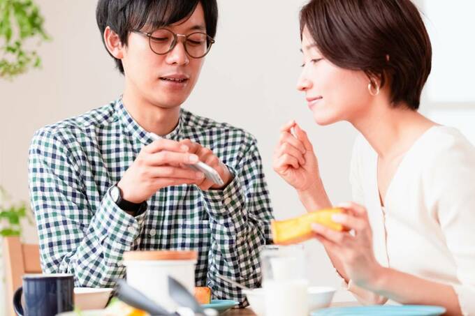 スマホを見せる男性