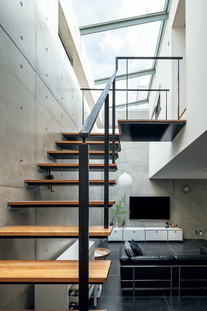 片持ち構造のスケルトン階段