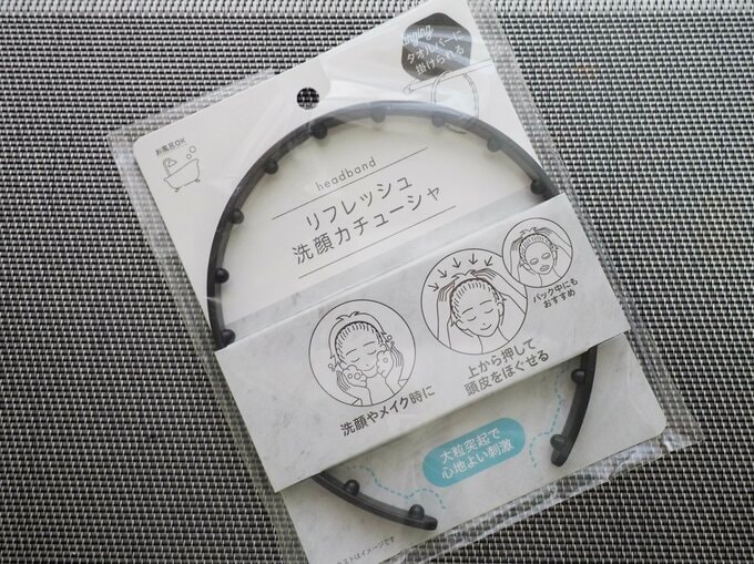 「リフレッシュ洗顔カチューシャ」(110円)、サイズ(約):縦142×横128×厚み10mm、原料樹脂:ABS樹脂、耐熱温度:60℃