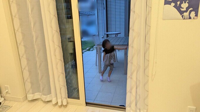 室内からテラスを見る