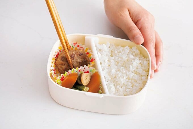 お弁当におかずをつめる様子