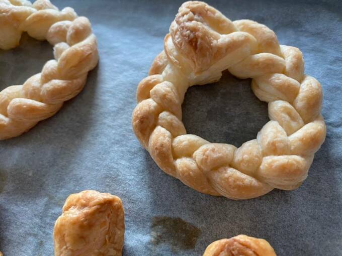 三つ編みにしてリース状にして焼く