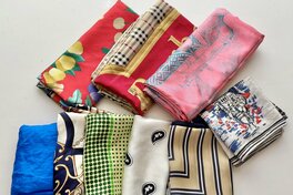 50代、家に眠っていた「スカーフ」をおしゃれ使い。首に巻かないアイデア2つ