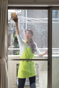 いちばん汚れている網戸は濡れスポンジで汚れを浮き上がらせる