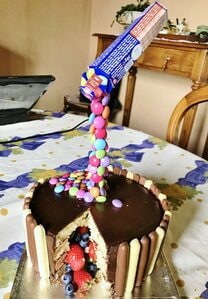 ストロー先端にチョコのあき袋(またはあき箱)をのせる