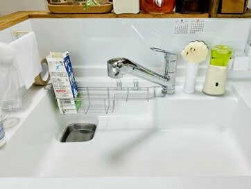 やめたら「キッチン掃除がラクになったこと」3つ。牛乳パックを三角コーナー代わりに