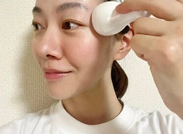 ダイソー220円の「フェイシャルクールスティック」。火照った顔にひんやり気持ちいい