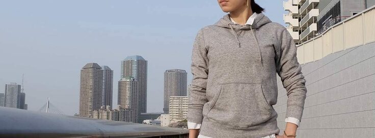 カジュアルすぎない大人のフーディ選び。すっきり見える着こなし術も