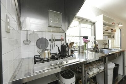 昭和の団地を大胆リノベーション。機能美キッチンが家の主役！