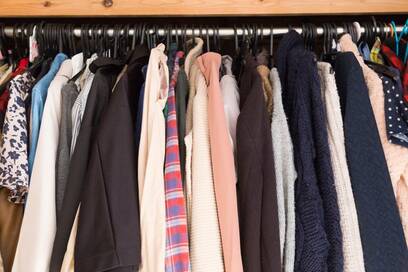 クローゼットがパンパン。春はかける収納、冬物は圧縮で解決