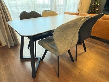 「こんなはずじゃ…」新居のダイニングに置いて後悔した大型家具。住んで気づいた“まさかの事実”