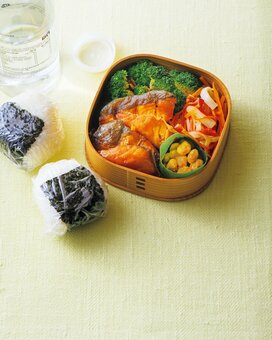 しっとりコクまろ本格和風弁当。鮭はレンチンして漬けるだけ