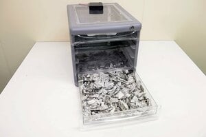 【1】下の引き出しに脱臭アイテム200g(新聞紙は20g)を敷き詰め、引き出しを閉める。