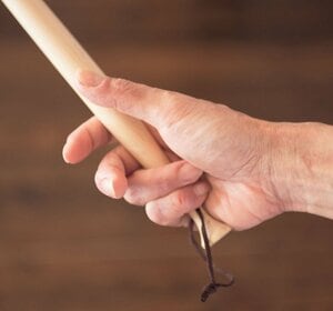 小指と薬指でハタキの柄をつかむ