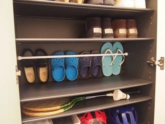 棚の奥にシーズンオフの靴をつり下げる!