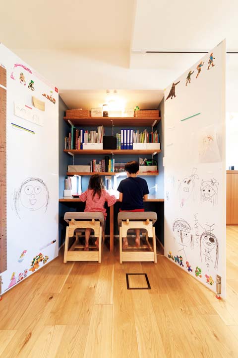 格納できるスタディコーナーで勉強する子どもたち