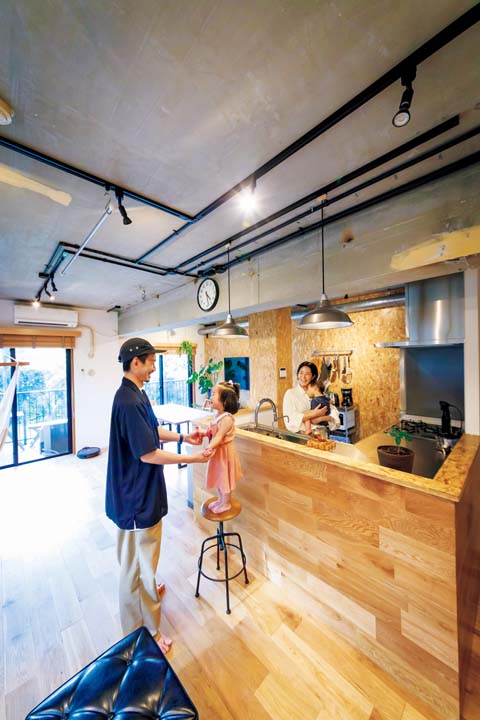 LDKでくつろぐMさん家族