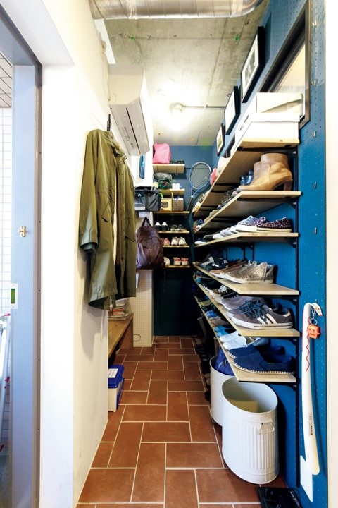 オープンなシューズラックのあるシューズクローゼット