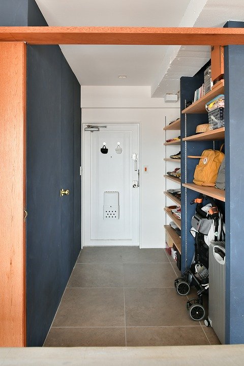 広めに土間を確保した玄関