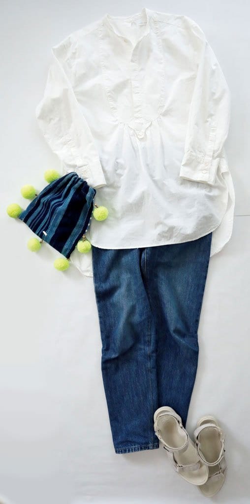 デニムに白いシャツ