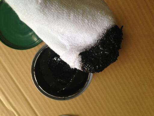 そこにワックスをつけて木材にこすりつける