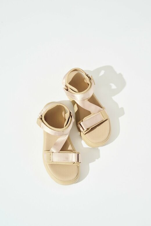 ベージュのベルトつきサンダル