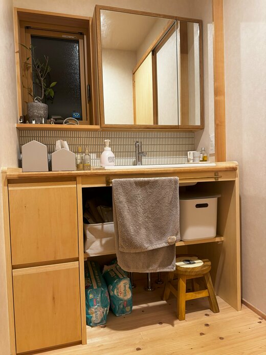 カウンター下はオープンな収納部に活用