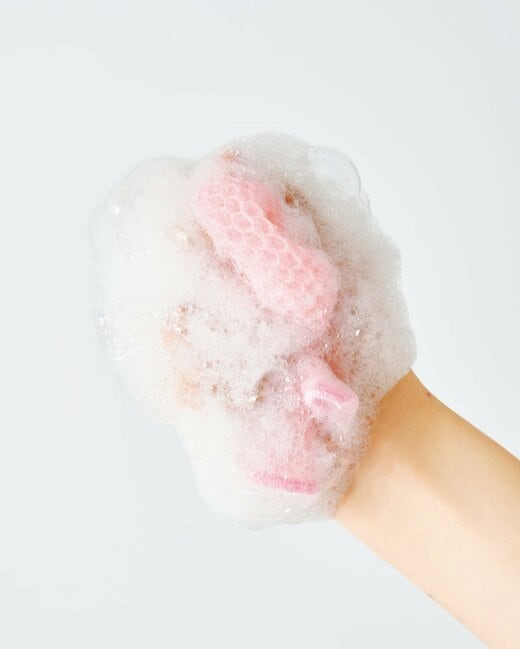 手で泡立つ様子