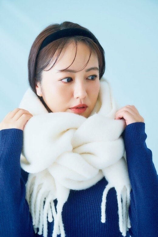 ストールを巻いた磯山さやかさん
