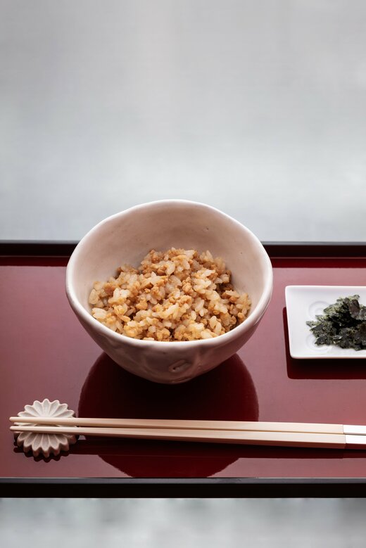 好みの量をあつあつのご飯と混ぜて器に盛ります。焼き海苔を小さくちぎって添え、好みでかけて。