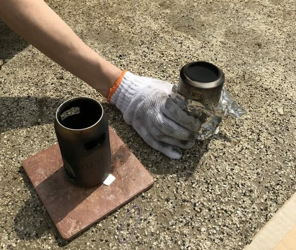 炊き上がったら上の缶を地面に逆さに置いて、2、3分蒸らします。