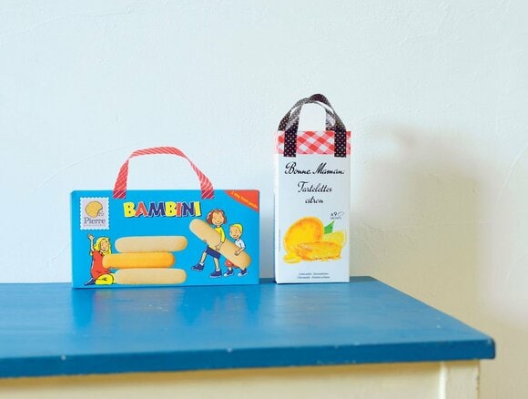 菓子箱にハンドルをつけバッグ仕立てに