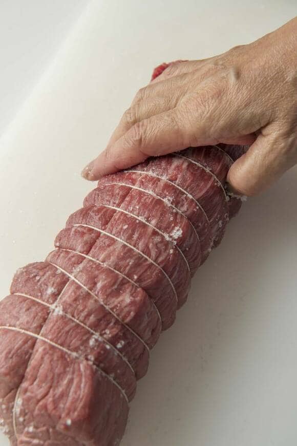 牛肉に塩をすり込む