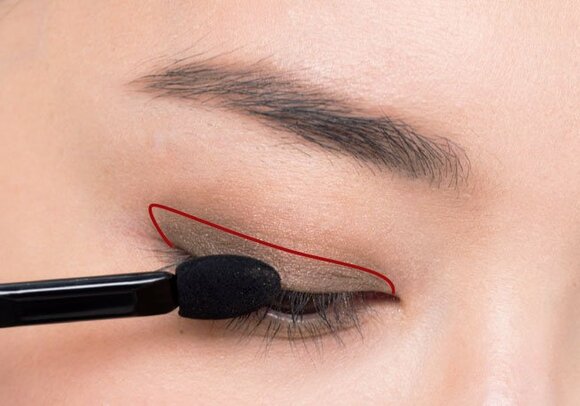 濃い色をまつげの際にラインのように入れる