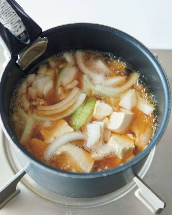 お鍋に豆腐タマネギ