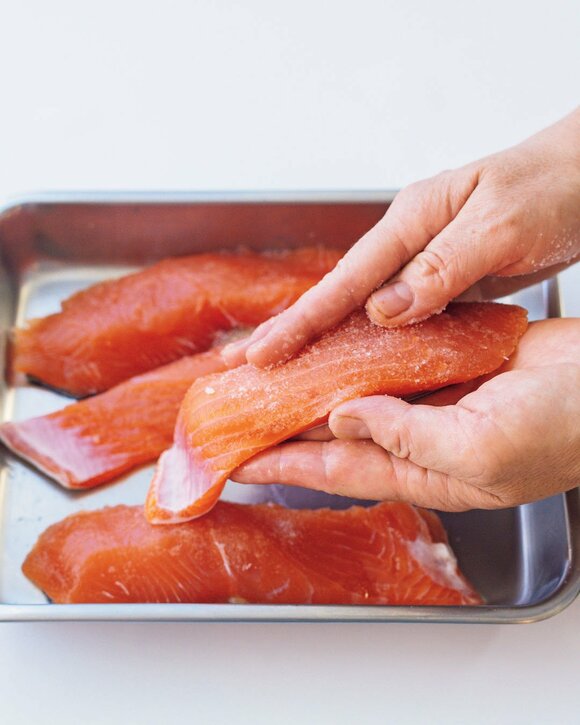 鮭に塩すり込む