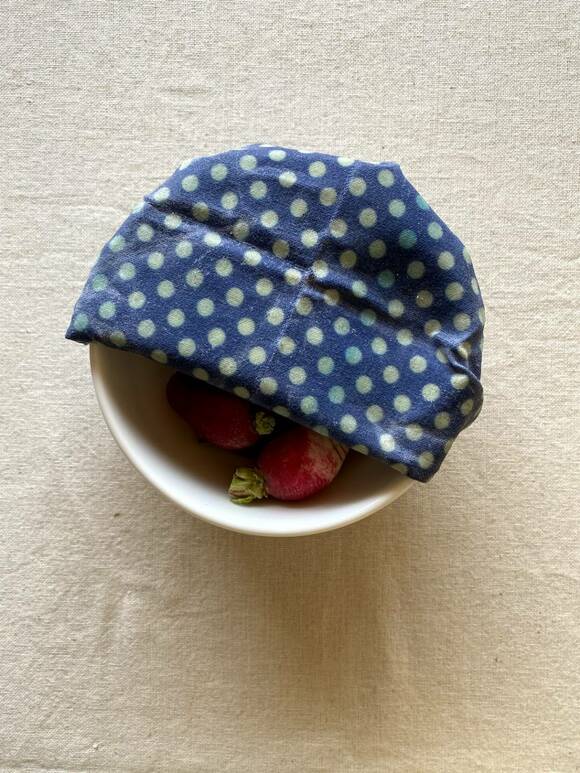 容器に青色のラップ