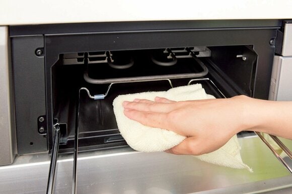 コンロ回りや魚焼きグリル内の汚れを落とし、水ぶきする