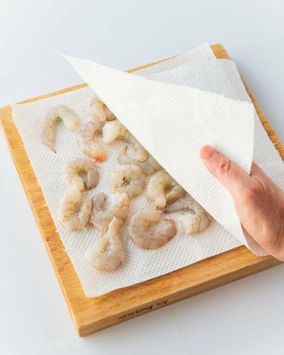 ペーパータオルで水気をふく