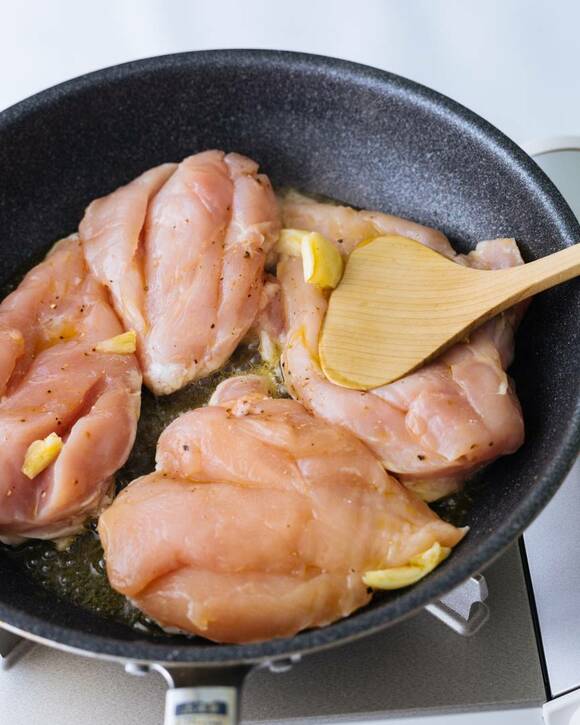 皮目を押しつけて焼く