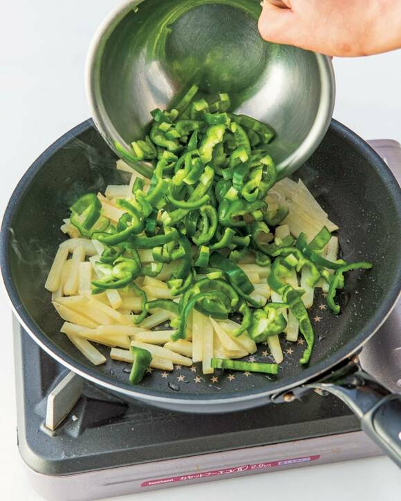 じゃがいもピーマン炒める