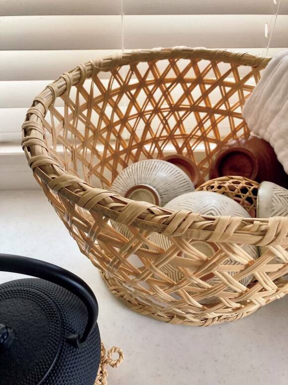 カゴに入った食器