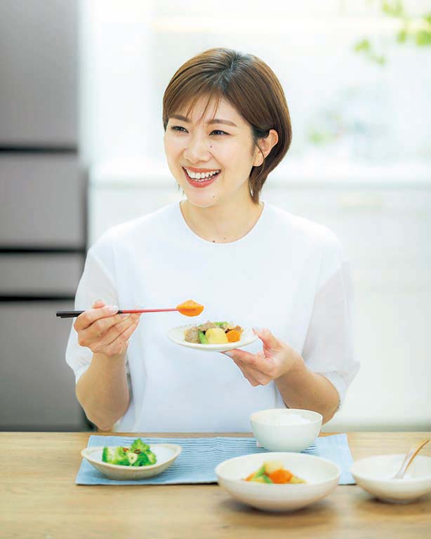 食事する潮田さん