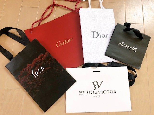 たくさんの紙袋