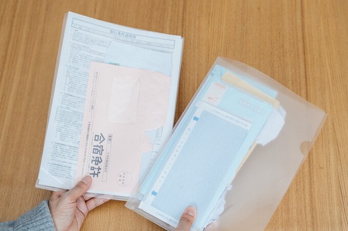 (左)仕事の書類など(右)役所関係