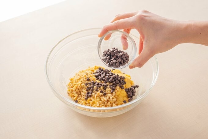 チョコチップと砕いたクルミを混ぜたホットケーキミックス