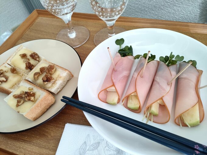 リンゴとチーズのハム巻き、はちみつナッツのチーズトーストでノンアル晩酌。特別な素材は買わず、家にある食材のアレンジでつくっています
